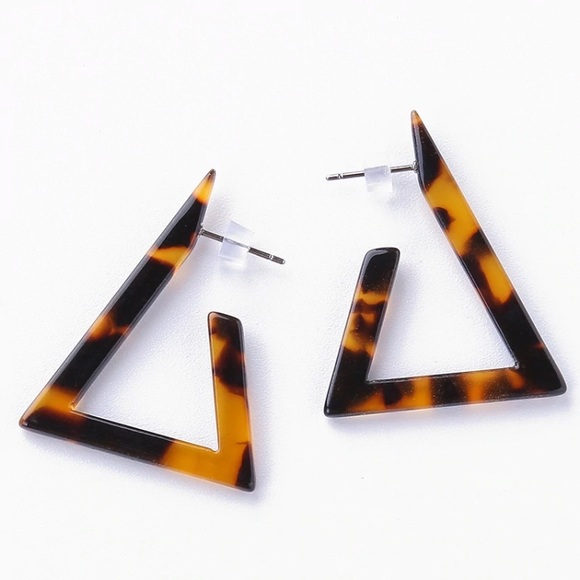 ❣️ Geometric Triangle Acrylic Tortoise Earrings - Picture 2 of 5